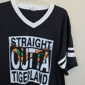 🩶 Tigerland Tiger v neck tee shirt , L
